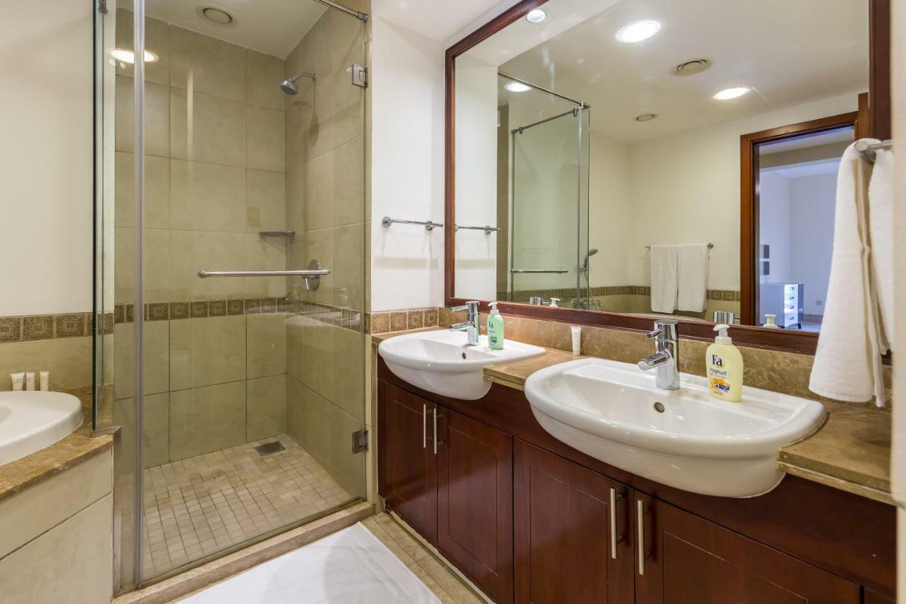 Beachfront Two Bedrooms On Palm Jumeirah By Deluxe Holiday Homes Дубай Екстериор снимка
